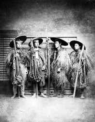 Homens japoneses em casacos de palha, c.1870s